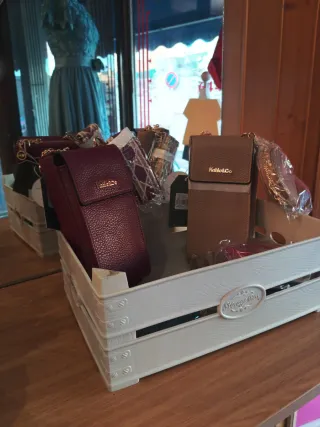 Cartera de mano mujer negra.