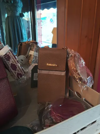 Cartera de mano mujer negra.