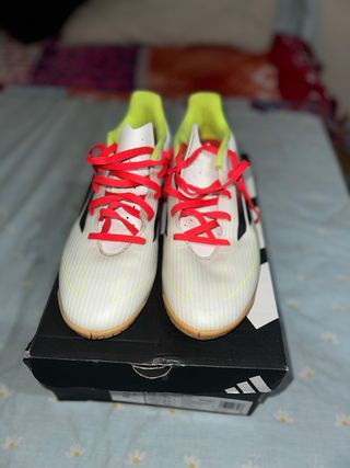 Tenis de Futbol Sala Adidas Blancos y Amarillos