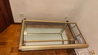 Mesa auxiliar metal y cristal dorada