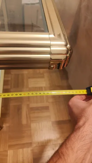 Mesa auxiliar metal y cristal dorada