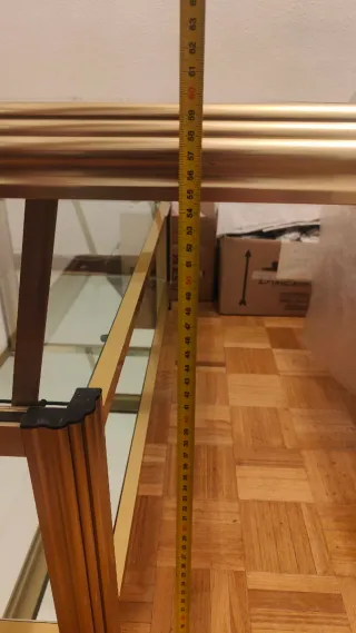 Mesa auxiliar metal y cristal dorada