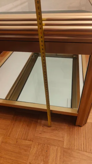 Mesa auxiliar metal y cristal dorada