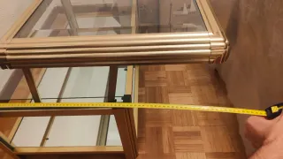 Mesa auxiliar metal y cristal dorada