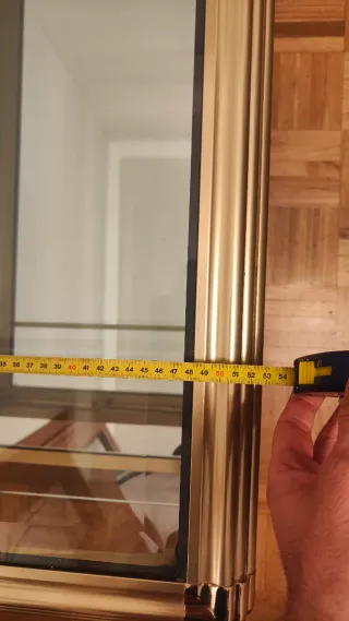 Mesa auxiliar metal y cristal dorada