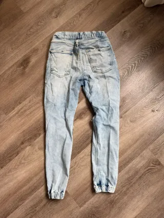 Pantalón vaquero desgastado