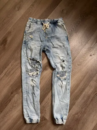 Pantalón vaquero desgastado