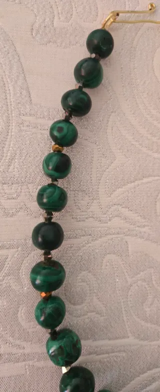 Collar de cuentas de malaquita y oro