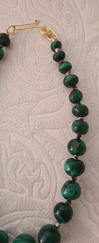 Collar de cuentas de malaquita y oro
