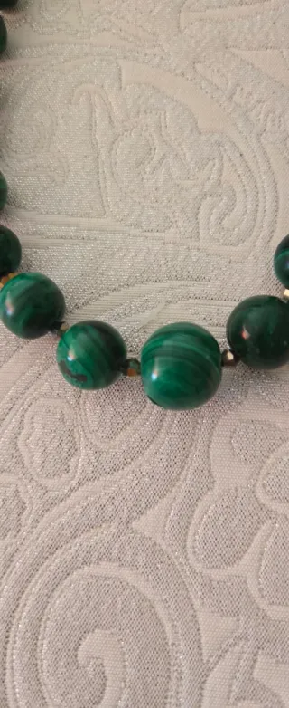 Collar de cuentas de malaquita y oro