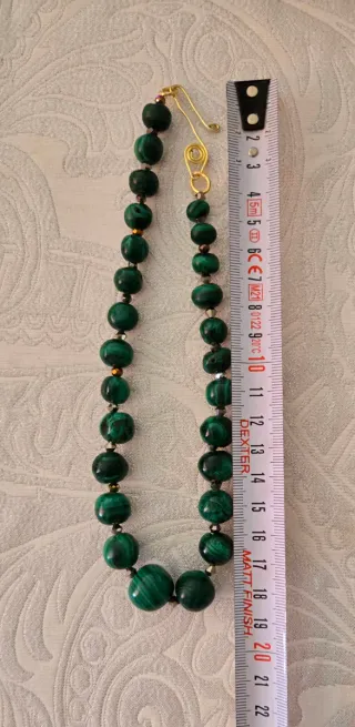 Collar de cuentas de malaquita y oro