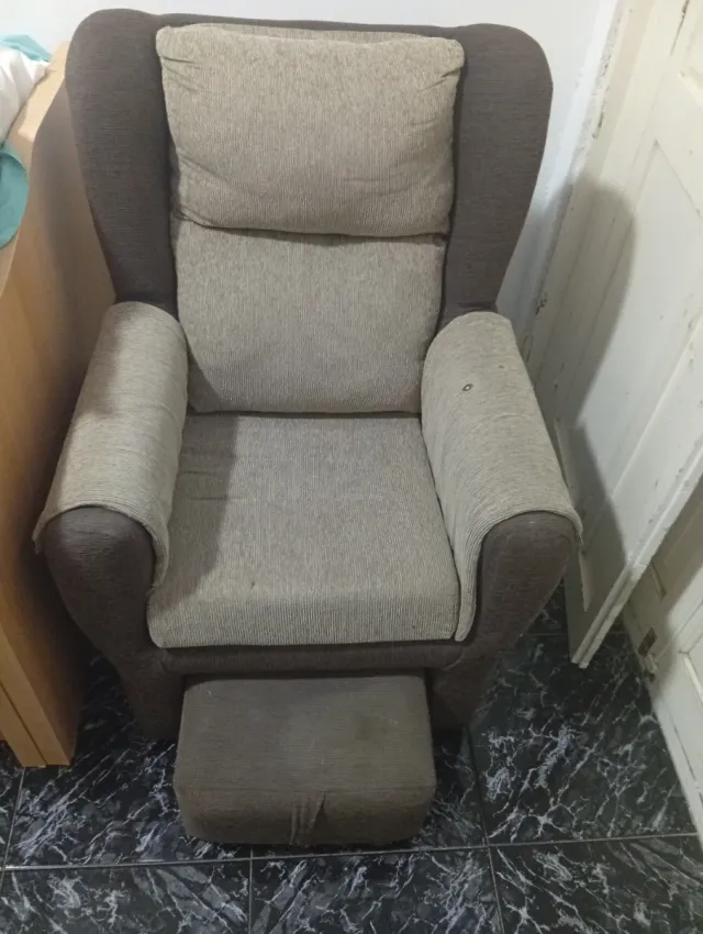 Sillón orejero beige y marrón