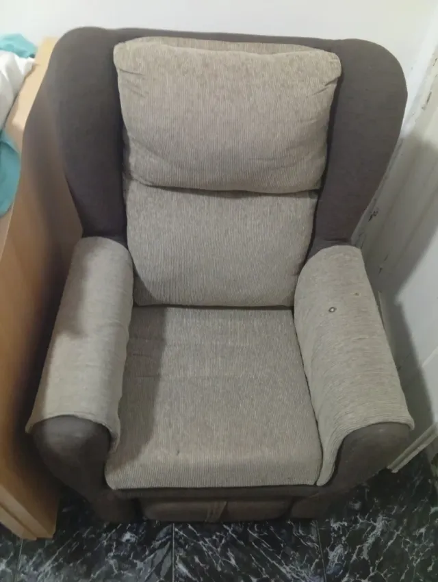 Sillón orejero beige y marrón