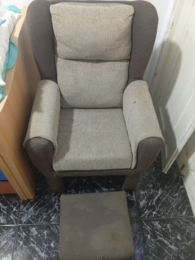 Sillón orejero beige y marrón