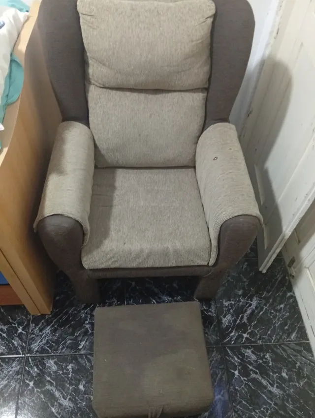 Sillón orejero beige y marrón