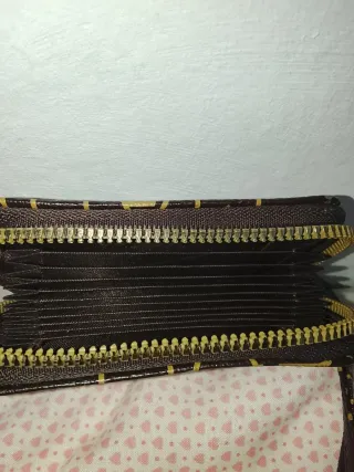 Monedero Marrón con Logo Dorado en buen estado