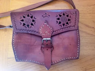 Bolso de cuero marrón con diseño floral