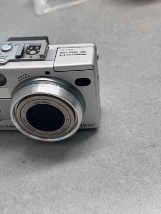 Sony DSC-V1 | Fotocamera digitale retrò con anima vintage