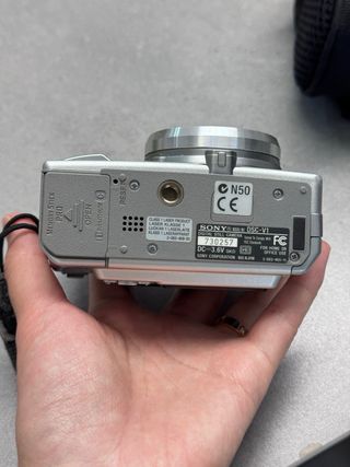 Sony DSC-V1 | Fotocamera digitale retrò con anima vintage