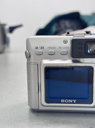 Sony DSC-V1 | Fotocamera digitale retrò con anima vintage