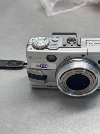 Sony DSC-V1 | Fotocamera digitale retrò con anima vintage