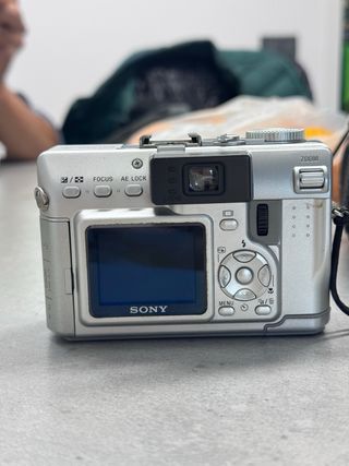 Sony DSC-V1 | Fotocamera digitale retrò con anima vintage