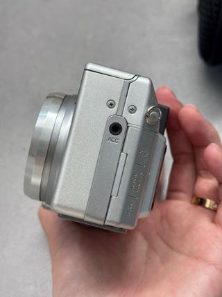 Sony DSC-V1 | Fotocamera digitale retrò con anima vintage