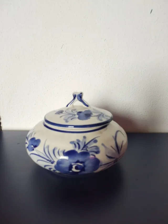 Caixa redonda de porcelana com flores