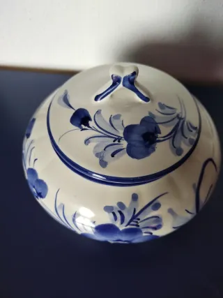 Caixa redonda de porcelana com flores