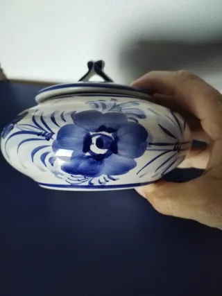 Caixa redonda de porcelana com flores