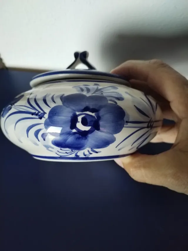 Caixa redonda de porcelana com flores