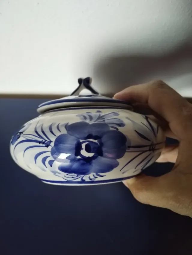 Caixa redonda de porcelana com flores