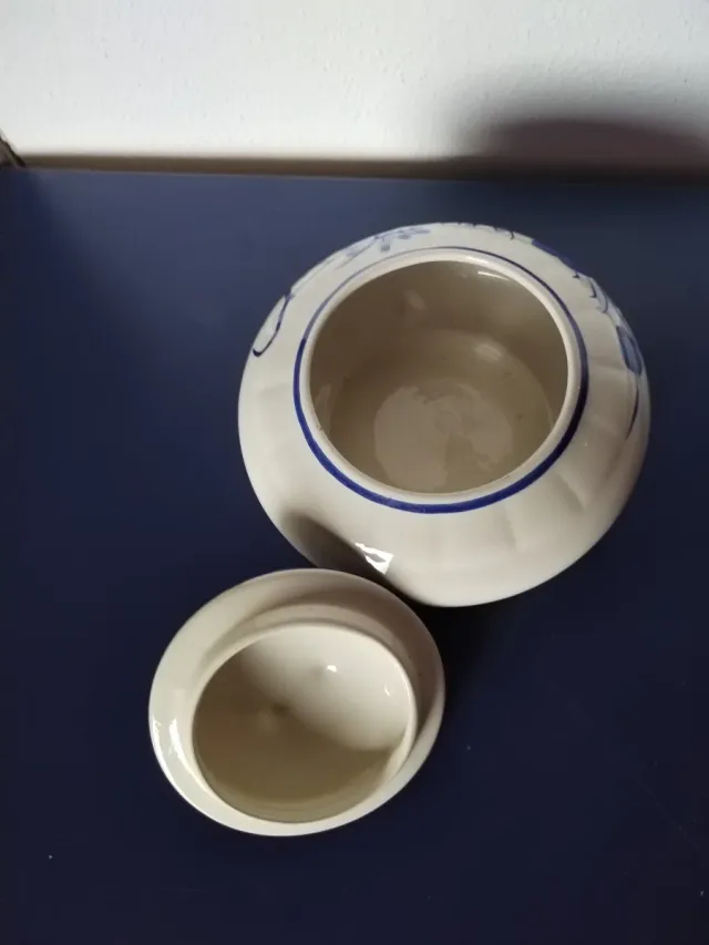 Caixa redonda de porcelana com flores