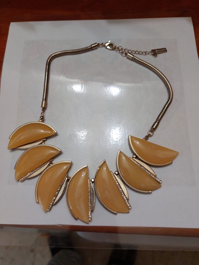 Collar llamativo beige y dorado