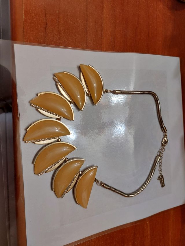 Collar llamativo beige y dorado