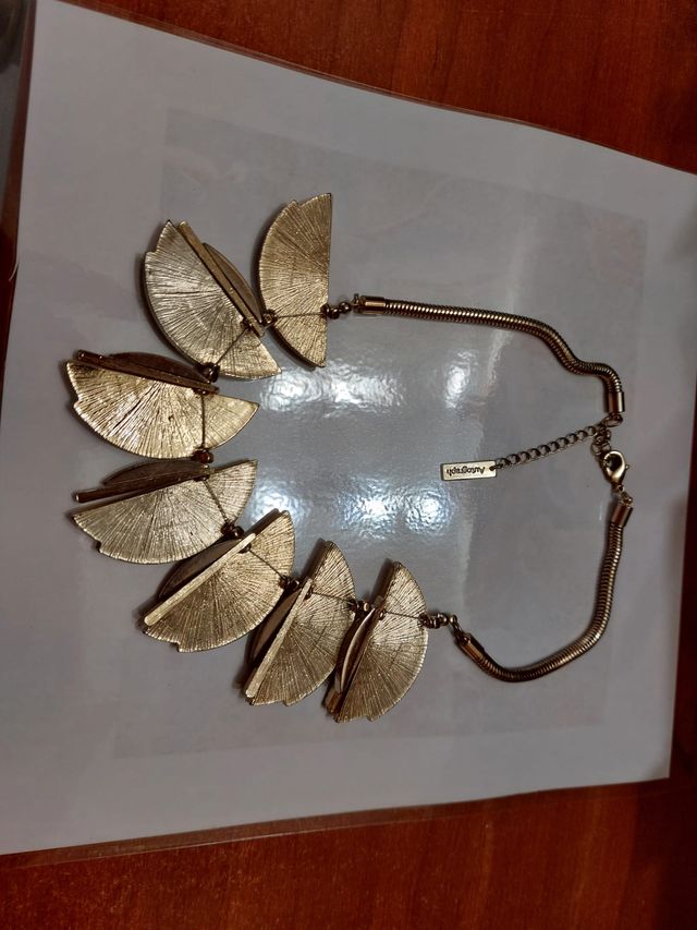 Collar llamativo beige y dorado