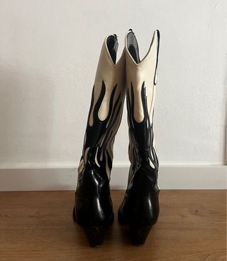 Botas cowboy Zara beige y negro