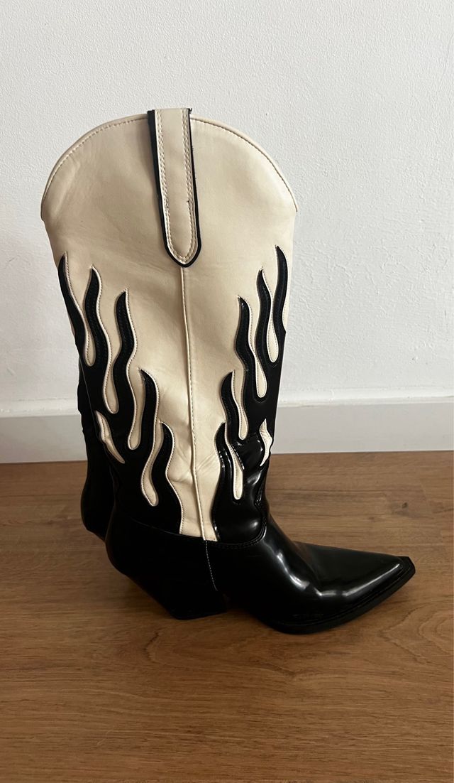 Botas cowboy Zara beige y negro