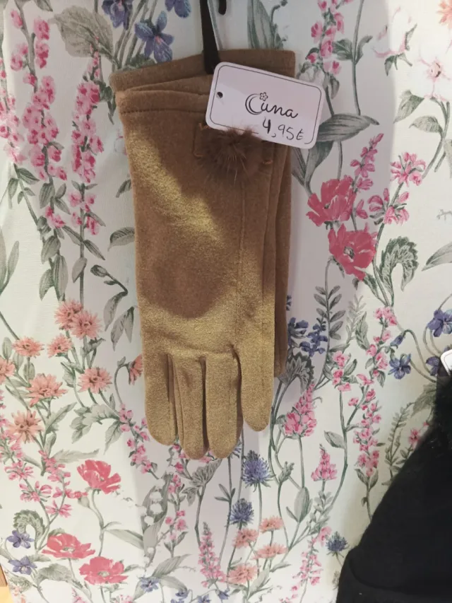 Guantes Cuna Marrón con Pompones