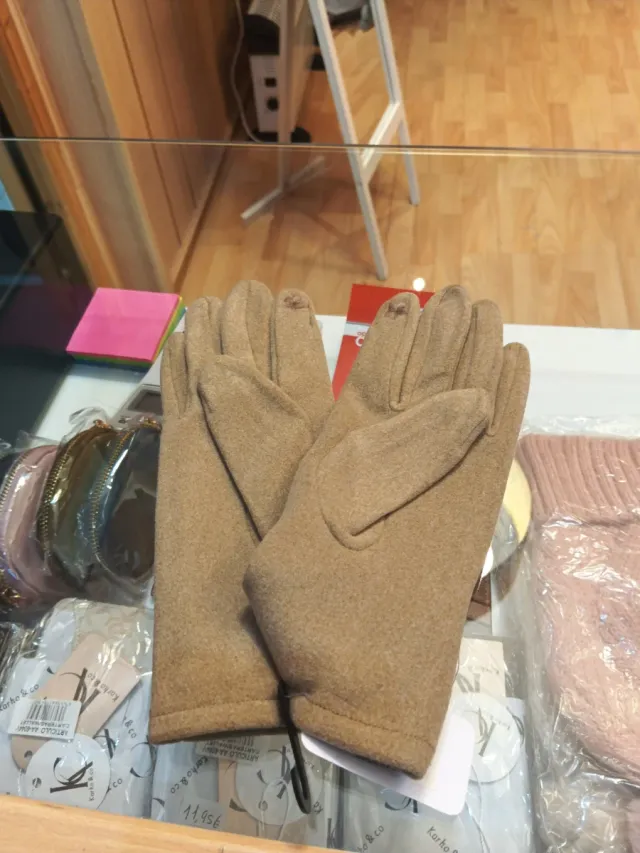 Guantes Cuna Marrón con Pompones