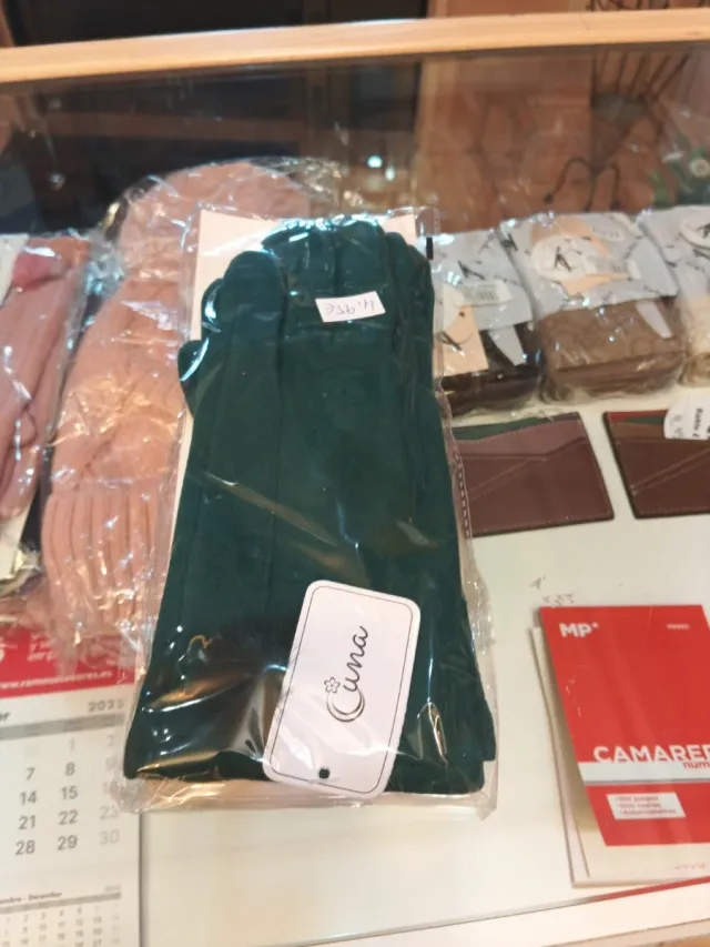 Guantes Cuna Marrón con Pompones