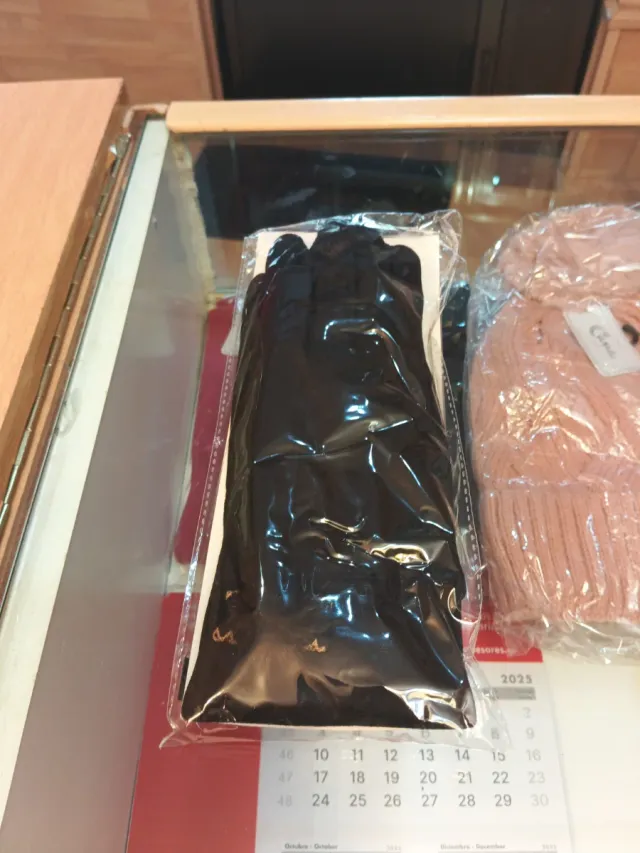 Guantes Cuna Marrón con Pompones