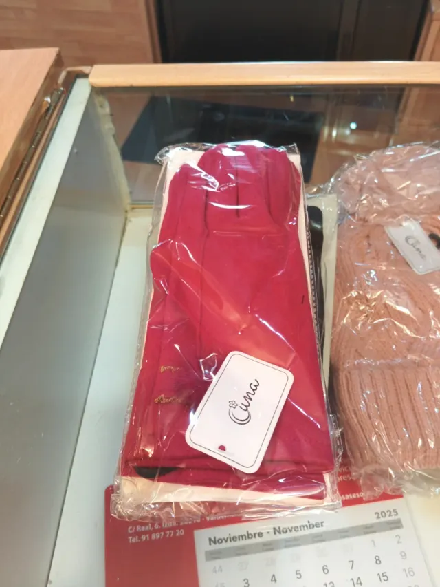 Guantes Cuna Marrón con Pompones