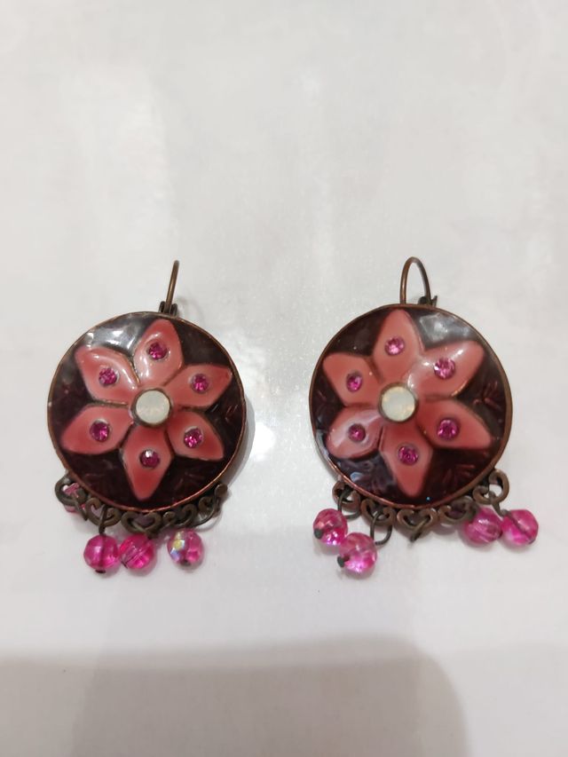 Pendientes flor con abalorios rosas