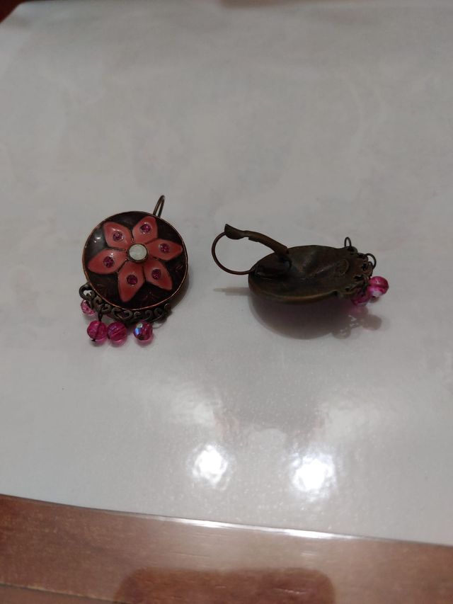 Pendientes flor con abalorios rosas