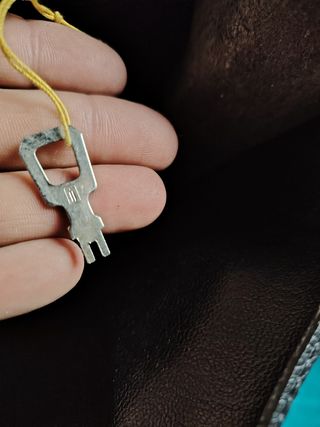 Maletin de piel negra