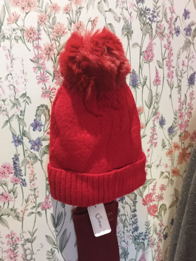 Gorro de lana rojo con pompón.