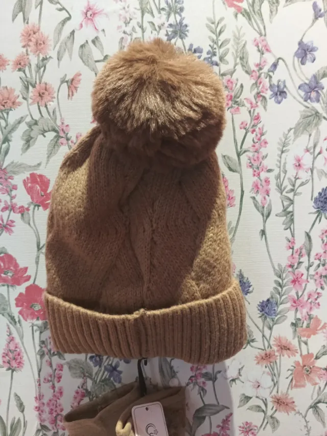 Gorro de lana rojo con pompón.