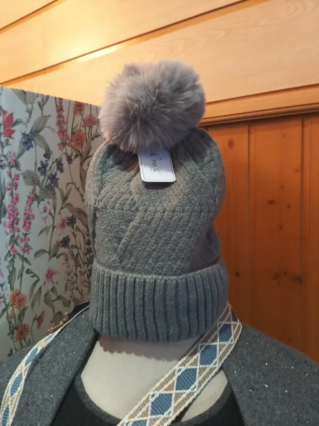 Gorro de lana rojo con pompón.