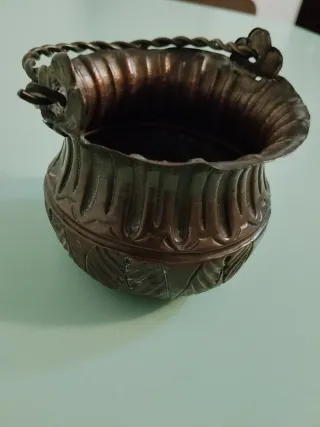 Acquasantiera antica in rame sbalzato